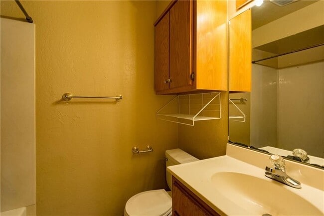 Building Photo - 1000 Rambling Oaks Dr
