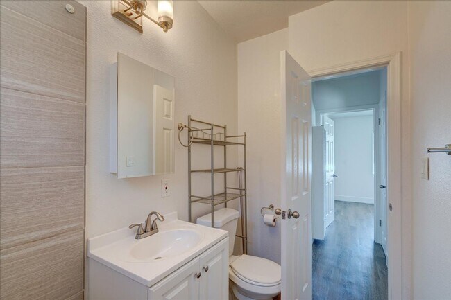 Building Photo - Golden Hill 2 Bed / 1 Bath/ 2 Parking Spac...