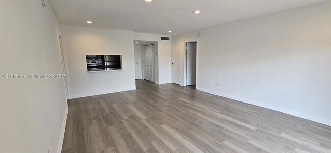 Building Photo - 4848 NW 24th Ct