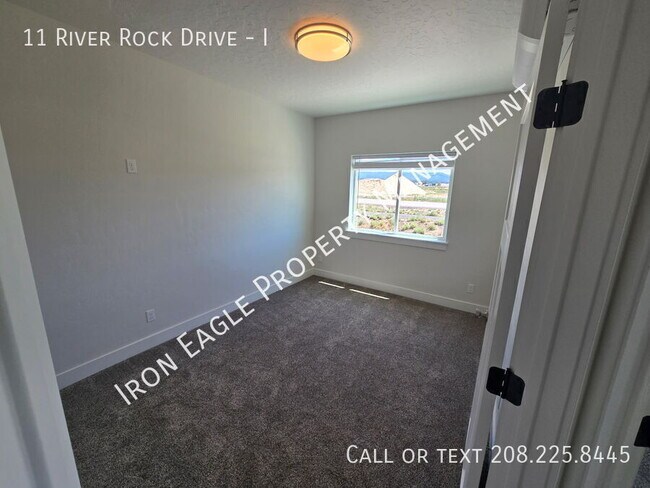 Building Photo - 11 River Rock Dr