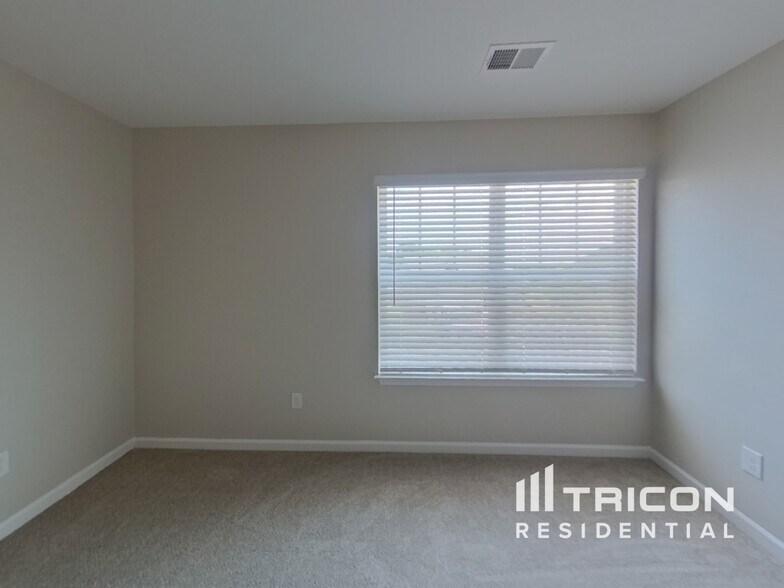 Building Photo - 260 Millen Dr