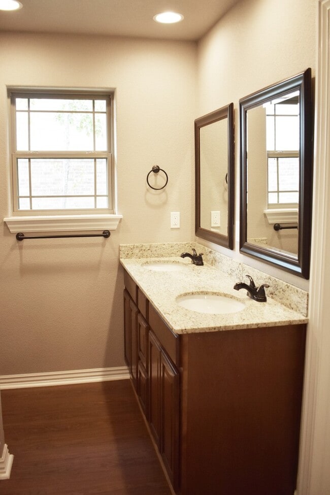 Building Photo - 3 Bedroom 2.5 Bathroom Home in Fayetteville AR!