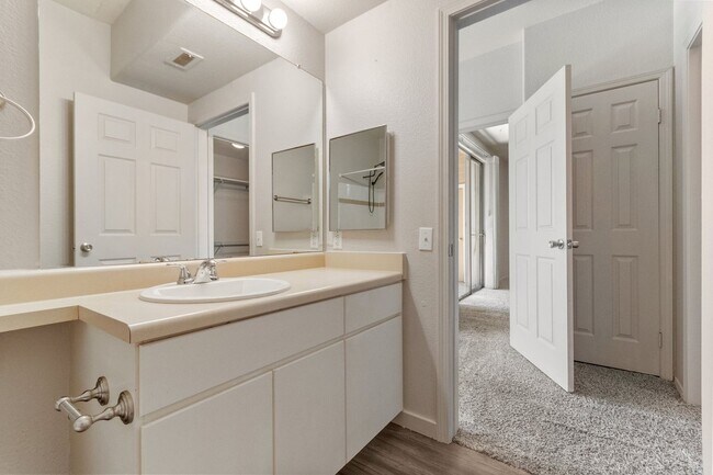 Building Photo - Cozy 3 Bed Littleton Condo
