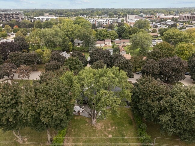 Building Photo - 1095 April Ln