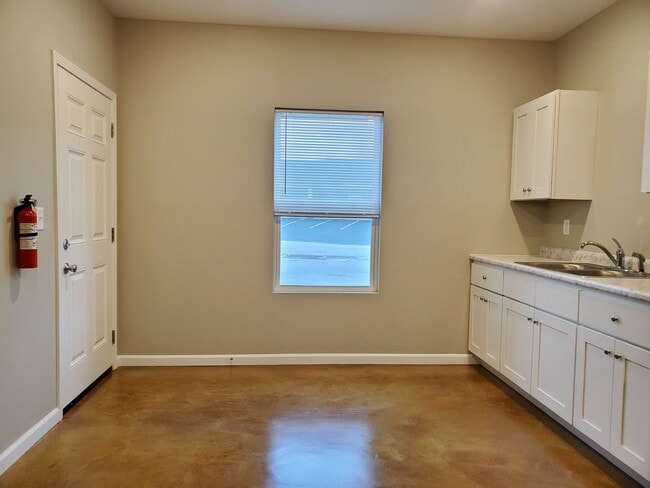 Building Photo - 2 Bedroom, 1 Bath apartment