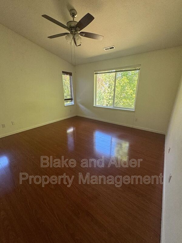 Building Photo - 1079 NE Creeksedge Dr