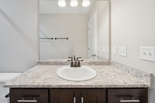 Building Photo - MOVE-IN READY! (Pet Friendly)