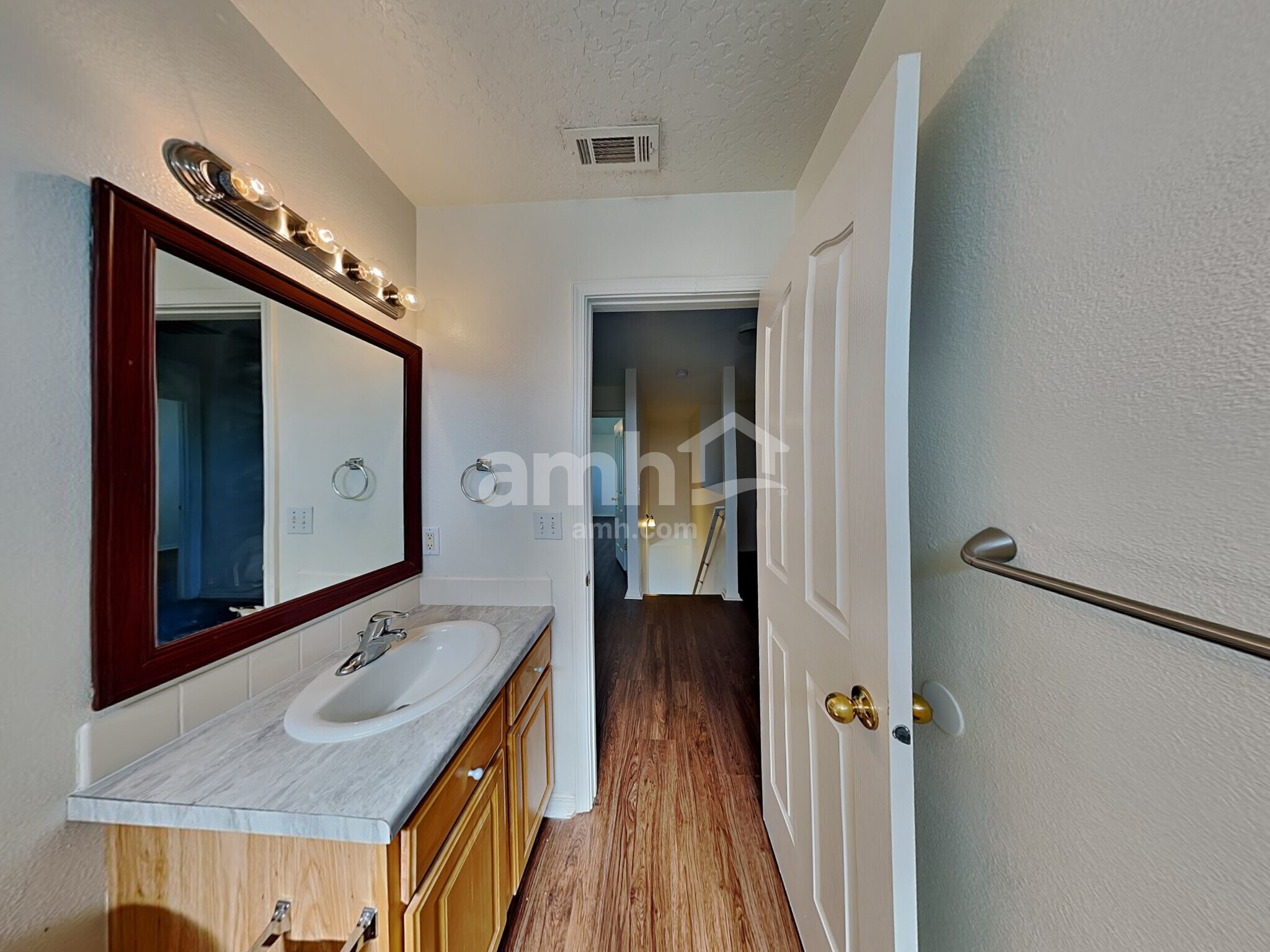 Building Photo - 1285 N Meadowhills Ave