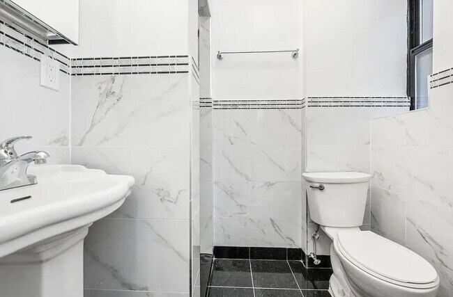 Building Photo - 115 Perry Street