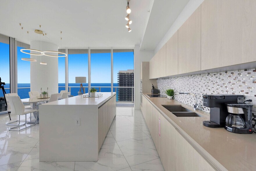 Building Photo - 4111 S Ocean Dr