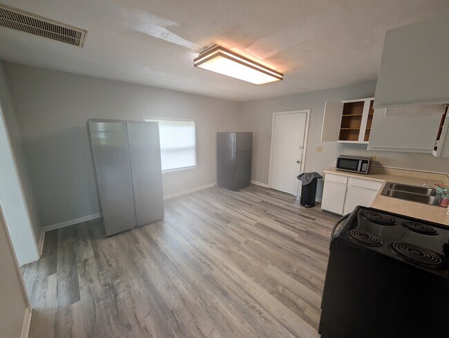 Building Photo - 608 W Highland Ave