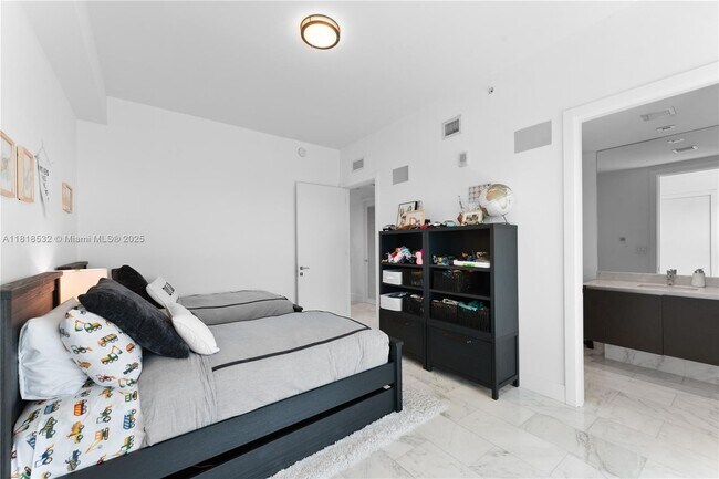Building Photo - 1451 Brickell Ave