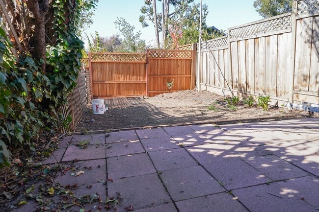 Building Photo - 1925 Charming Oakland Duplex!