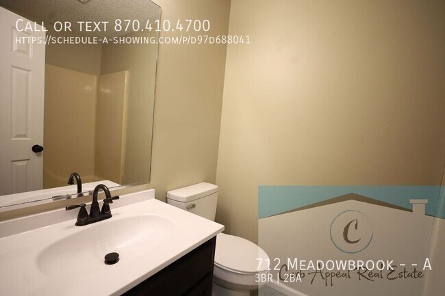 Building Photo - 712 Meadowbrook St