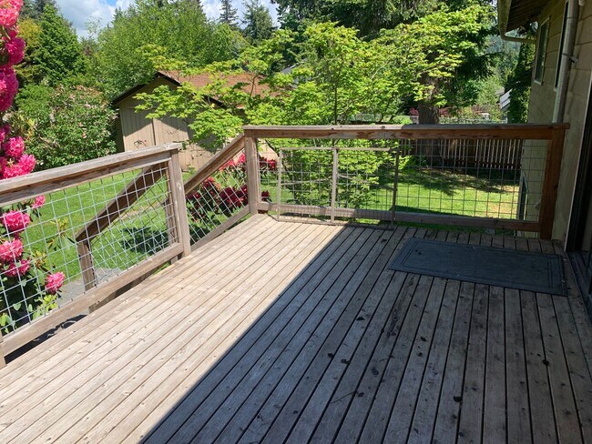Building Photo - Preleasing Now! Split-level 4 Bedroom + 3 ...