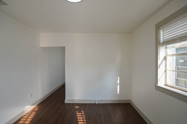 Building Photo - 417 Bellecastle St