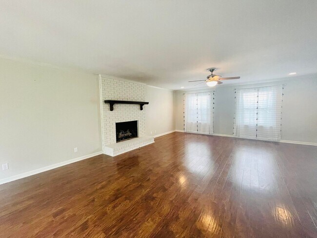 Building Photo - 223 Raintree Ln