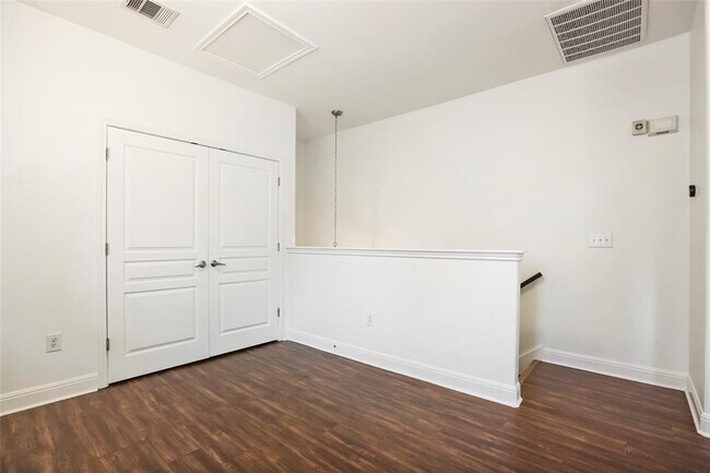 Building Photo - 3406 Menchaca Rd