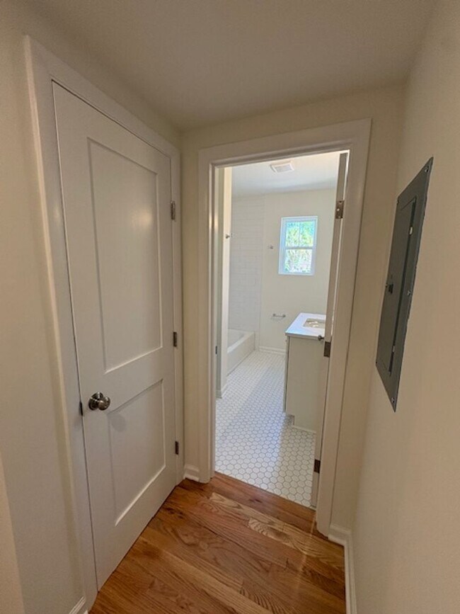 Building Photo - Newly Renovated Three Bedrooms Condo in South Windermere