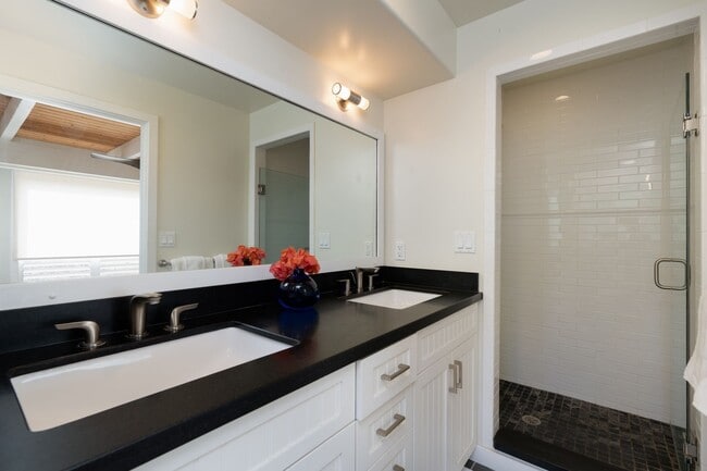 Building Photo - Enjoy Cool Breezes And Dazzling Views Of The Ocean Below At This Private, 4 Bedroom, 3.5 Bath Lan...