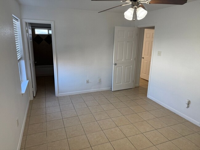 Building Photo - 3 Bedroom 2 Bath Duplex  2 weeks free move in special!