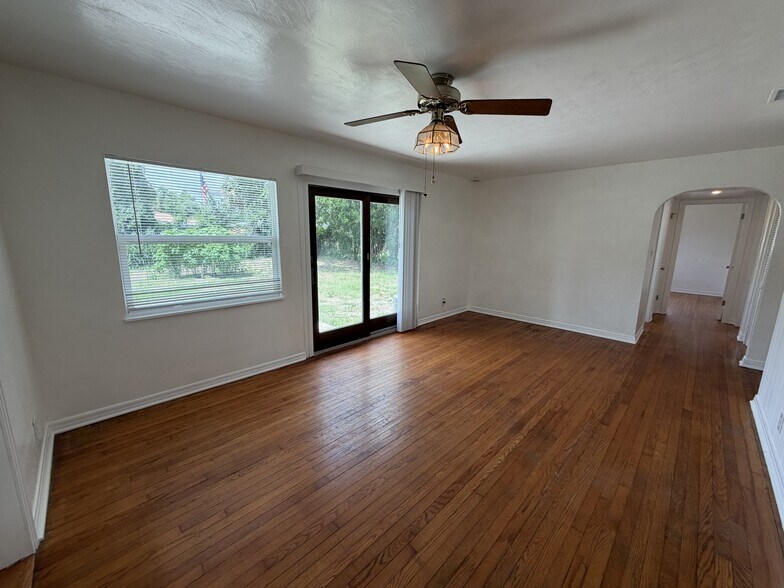 Building Photo - 2 Bed/1 Bath