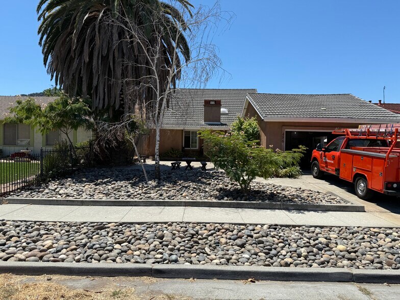 Building Photo - 486 Waskow Dr
