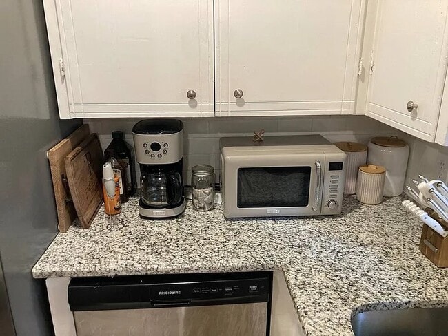 Building Photo - 211 Davidson Dr