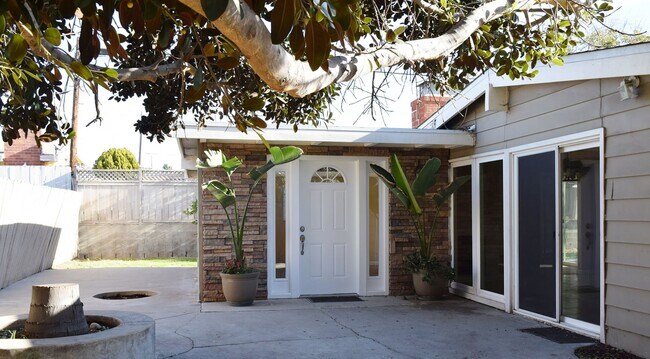 Building Photo - 3BR 2BA San Carlos Home - Vinyl Flooring, ...