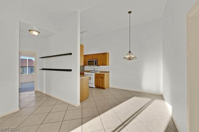 Building Photo - 2305 W Horizon Ridge Pkwy
