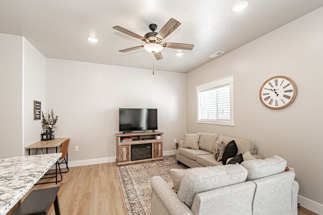 Building Photo - 380 S 3rd W