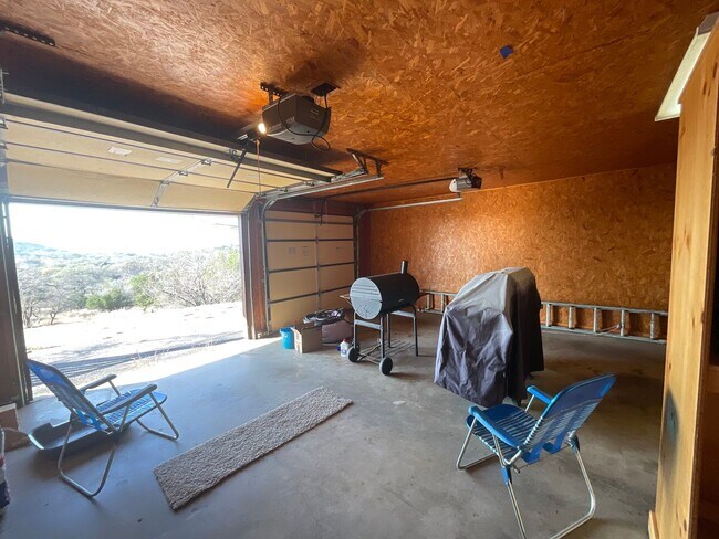 Building Photo - Gorgeous 2 Bedroom, 2 1/2 Bath Home  with BONUS room in Sunrise Beach, TX.