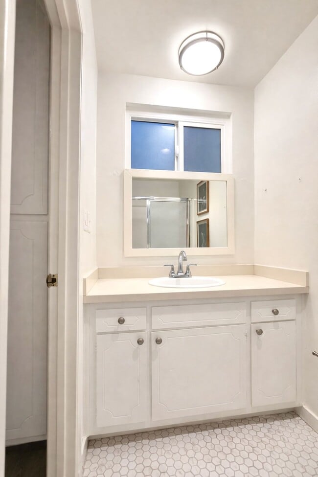 Building Photo - 733 Manhattan Beach Blvd