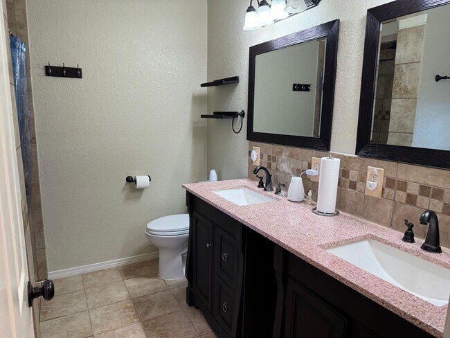 Building Photo - Immaculate home in Gentry close to schools