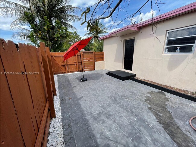 Building Photo - 560 NE 158th St