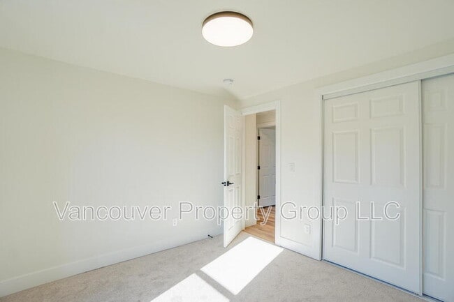 Building Photo - 819 SE Olympia Dr
