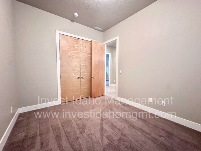 Building Photo - Rarely available in the most preferred River District! Available July 2026