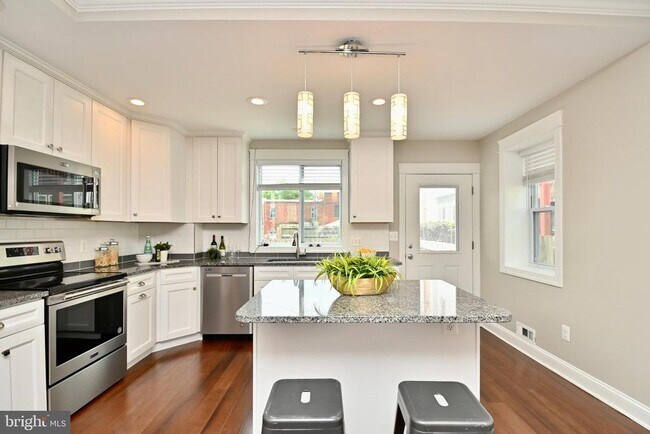 Building Photo - 1103 Morse St NE