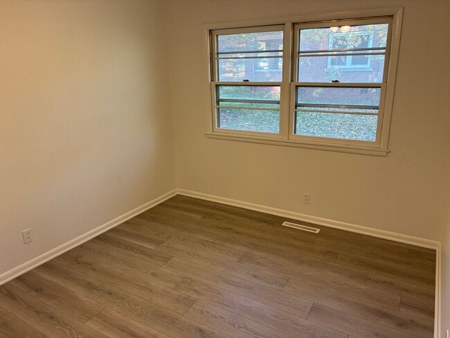 Building Photo - Fully remodeled 2 bed, 1 bath duplex walki...