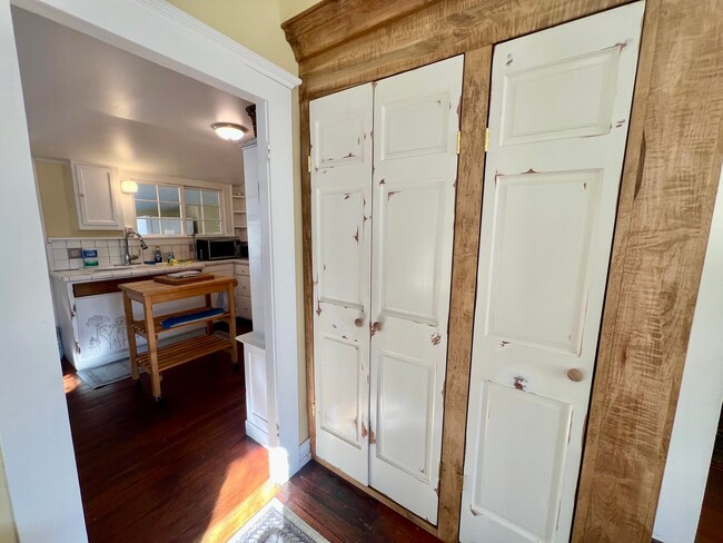 Building Photo - Charming 2 bedroom home in Pacific Grove!