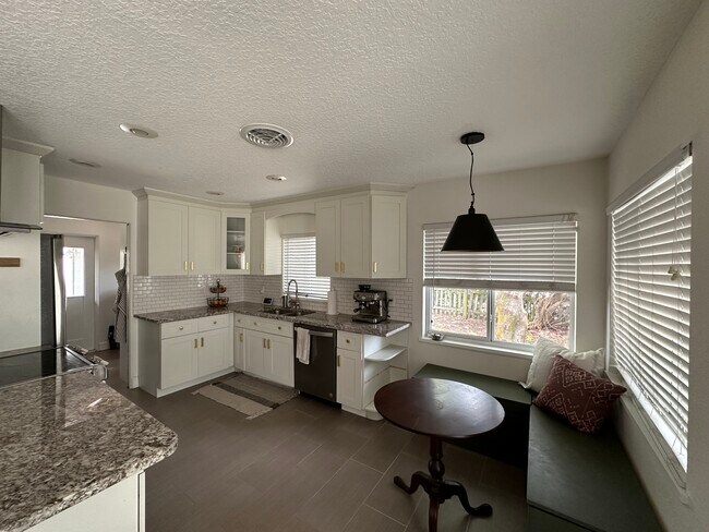 Kitchen with breakfast nook - 511 Lake Shore Dr