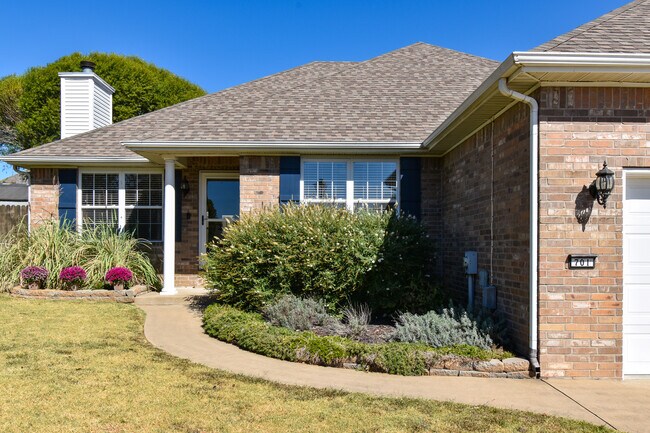 Primary Photo - 701 Earls Ct