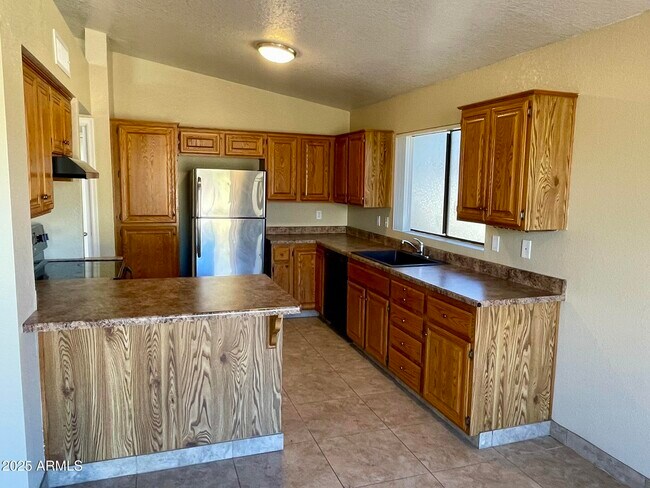 Building Photo - 6502 W Paradise Ln