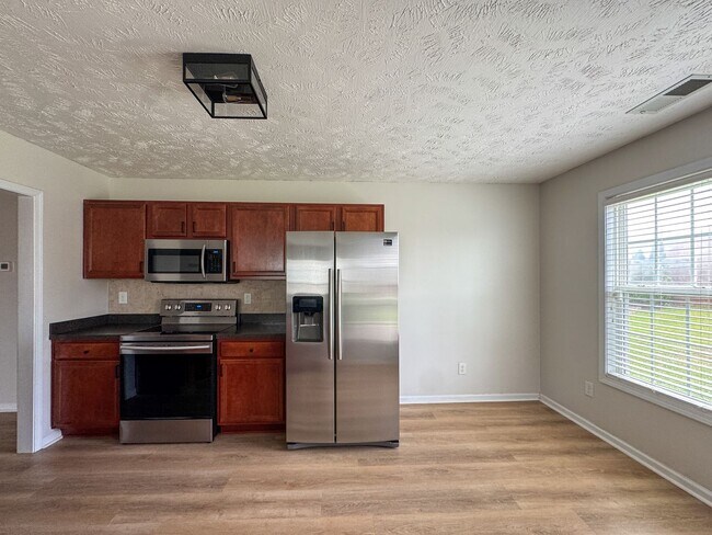 Building Photo - Lovely 3 Bed 2 Bath Fayetteville Home with Fenced Yard