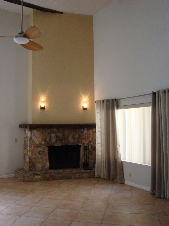 Building Photo - Spacious 3 bedroom, 3 bath, condo with a l...