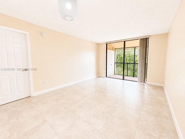 Building Photo - 14421 N Kendall Dr