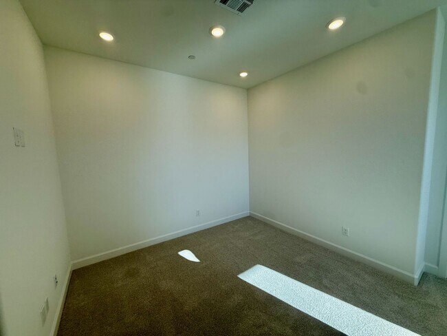 Building Photo - 2025 Build, 3 Bedroom 2.5 bath with over 2...