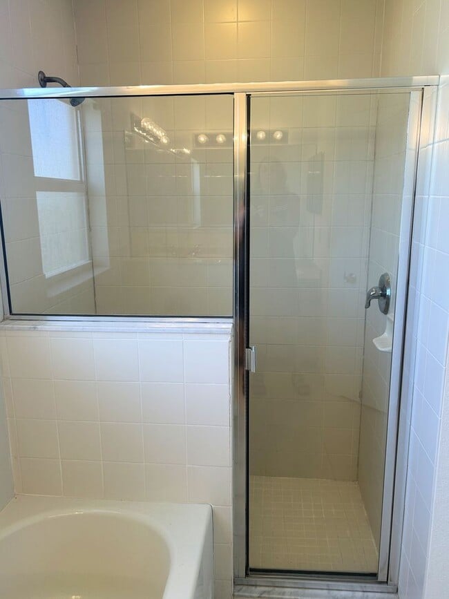 Building Photo - Freshly painted interior and BRAND NEW LVP...