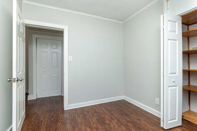 Building Photo - 402 Koch Ave