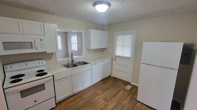 Building Photo - 2520 Proctor Knott Dr